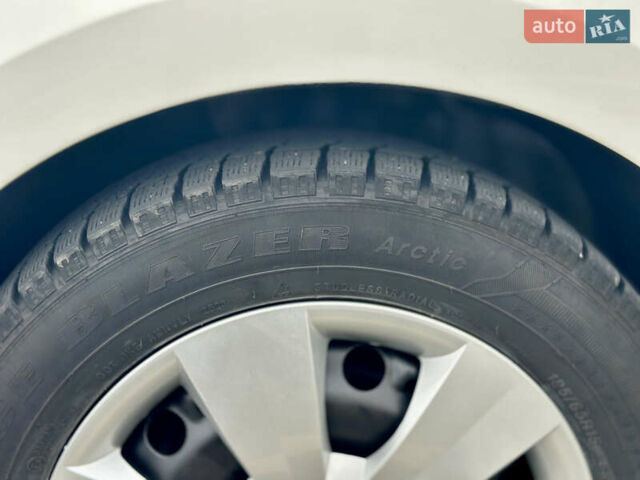 Белый Шкода Фабия, объемом двигателя 1 л и пробегом 131 тыс. км за 8499 $, фото 22 на Automoto.ua