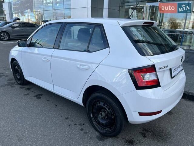 Белый Шкода Фабия, объемом двигателя 1 л и пробегом 115 тыс. км за 8021 $, фото 4 на Automoto.ua