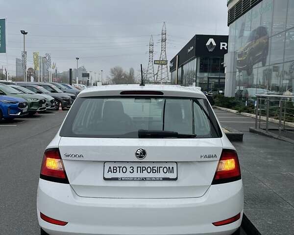 Белый Шкода Фабия, объемом двигателя 1 л и пробегом 174 тыс. км за 7224 $, фото 6 на Automoto.ua