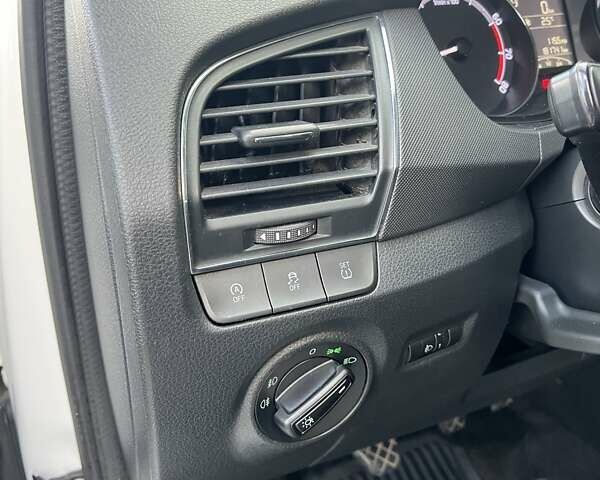 Белый Шкода Фабия, объемом двигателя 1 л и пробегом 181 тыс. км за 7110 $, фото 16 на Automoto.ua