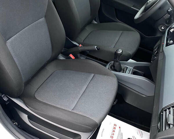 Белый Шкода Фабия, объемом двигателя 0 л и пробегом 101 тыс. км за 10300 $, фото 8 на Automoto.ua