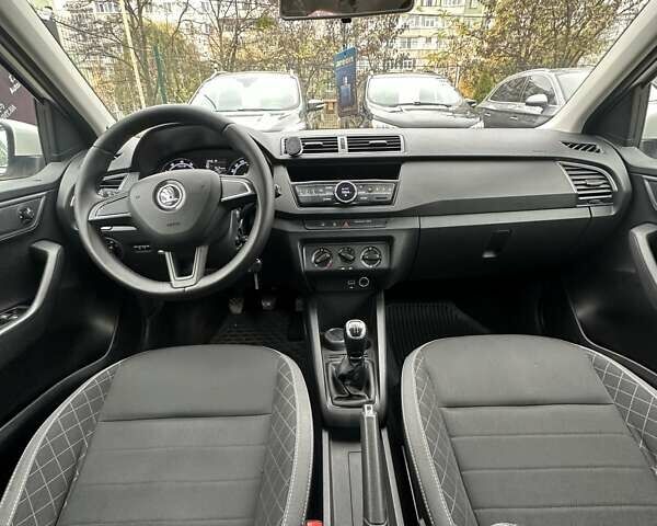 Белый Шкода Фабия, объемом двигателя 1 л и пробегом 120 тыс. км за 8300 $, фото 24 на Automoto.ua