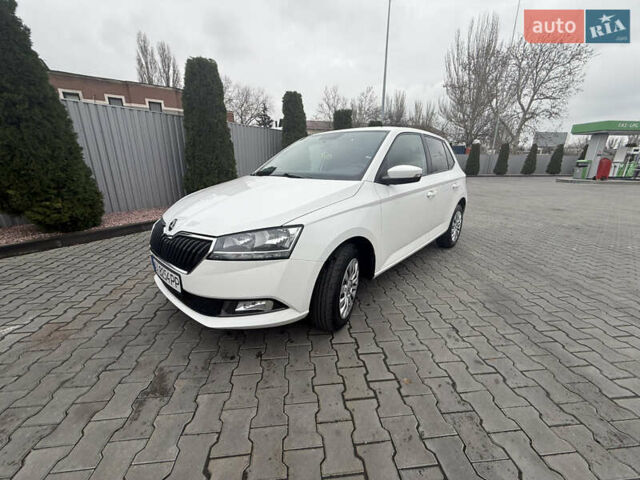Белый Шкода Фабия, объемом двигателя 1 л и пробегом 144 тыс. км за 8000 $, фото 1 на Automoto.ua