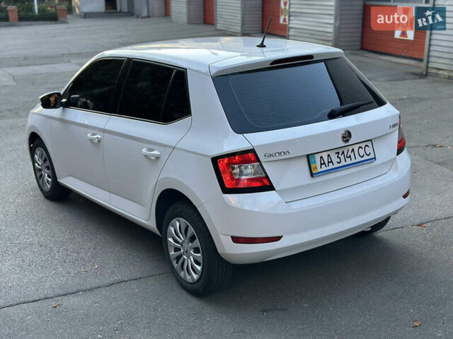 Белый Шкода Фабия, объемом двигателя 1 л и пробегом 84 тыс. км за 8400 $, фото 4 на Automoto.ua