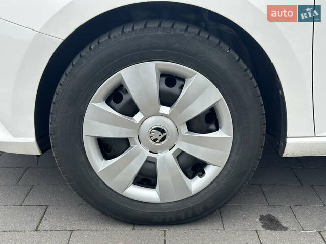 Белый Шкода Фабия, объемом двигателя 1 л и пробегом 131 тыс. км за 8499 $, фото 48 на Automoto.ua