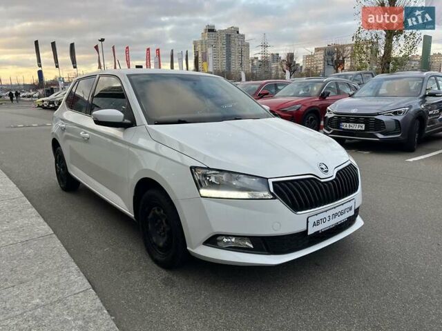 Белый Шкода Фабия, объемом двигателя 1 л и пробегом 143 тыс. км за 7460 $, фото 3 на Automoto.ua
