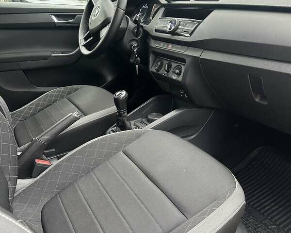 Белый Шкода Фабия, объемом двигателя 1 л и пробегом 120 тыс. км за 8300 $, фото 14 на Automoto.ua