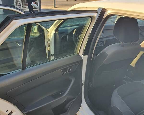 Білий Шкода Фабія, об'ємом двигуна 1 л та пробігом 105 тис. км за 8500 $, фото 7 на Automoto.ua