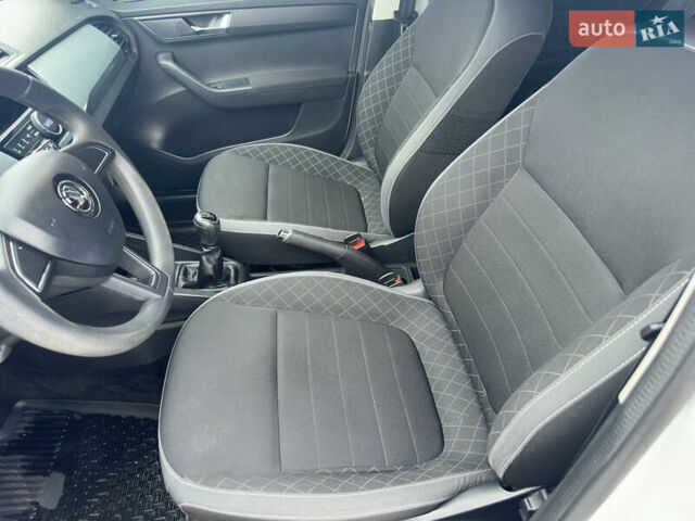 Белый Шкода Фабия, объемом двигателя 1 л и пробегом 131 тыс. км за 8499 $, фото 25 на Automoto.ua