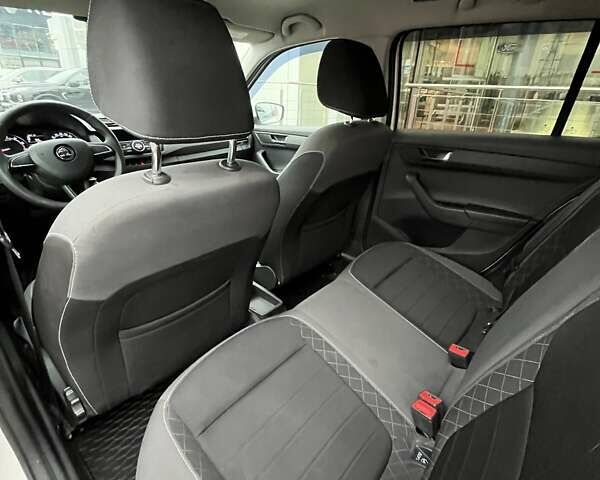 Білий Шкода Фабія, об'ємом двигуна 1 л та пробігом 165 тис. км за 8273 $, фото 9 на Automoto.ua