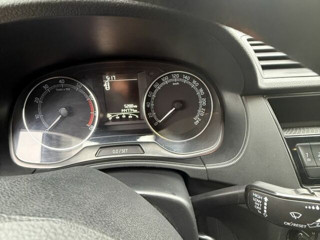 Белый Шкода Фабия, объемом двигателя 1 л и пробегом 144 тыс. км за 8000 $, фото 7 на Automoto.ua