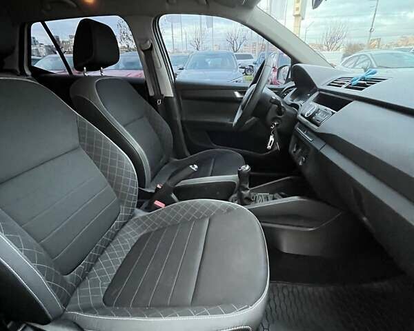 Белый Шкода Фабия, объемом двигателя 1 л и пробегом 143 тыс. км за 7460 $, фото 13 на Automoto.ua