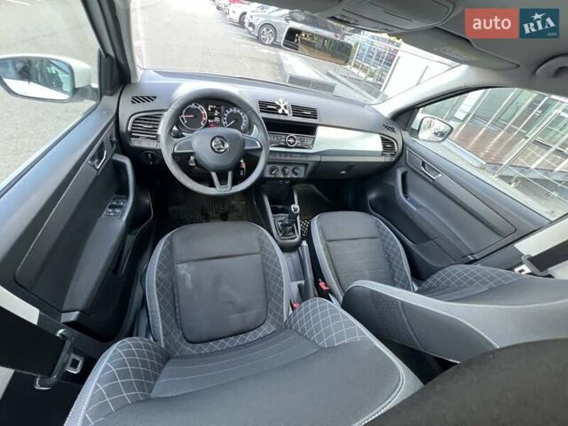 Белый Шкода Фабия, объемом двигателя 1 л и пробегом 115 тыс. км за 8021 $, фото 14 на Automoto.ua