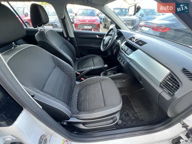 Белый Шкода Фабия, объемом двигателя 1 л и пробегом 115 тыс. км за 8021 $, фото 18 на Automoto.ua