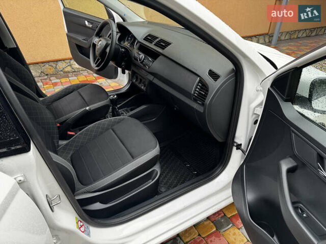 Білий Шкода Фабія, об'ємом двигуна 1 л та пробігом 95 тис. км за 8800 $, фото 7 на Automoto.ua