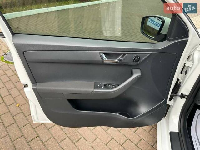 Белый Шкода Фабия, объемом двигателя 1 л и пробегом 104 тыс. км за 8600 $, фото 68 на Automoto.ua