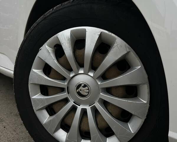 Белый Шкода Фабия, объемом двигателя 1 л и пробегом 120 тыс. км за 8300 $, фото 5 на Automoto.ua