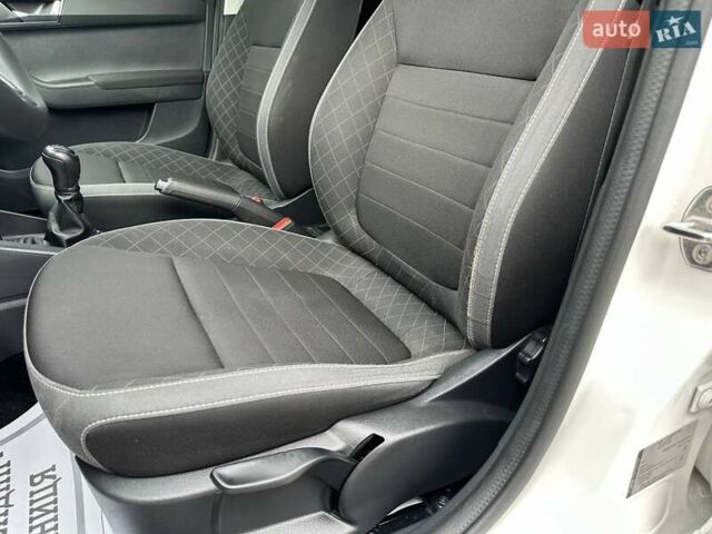 Белый Шкода Фабия, объемом двигателя 1 л и пробегом 104 тыс. км за 8600 $, фото 58 на Automoto.ua