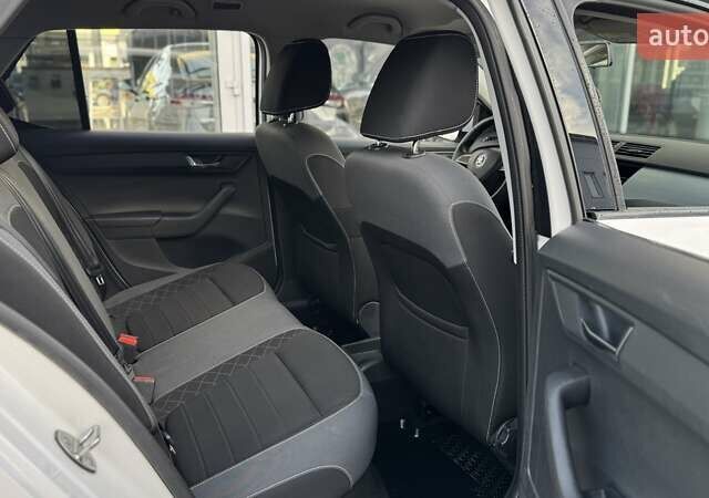 Белый Шкода Фабия, объемом двигателя 1 л и пробегом 146 тыс. км за 8880 $, фото 33 на Automoto.ua