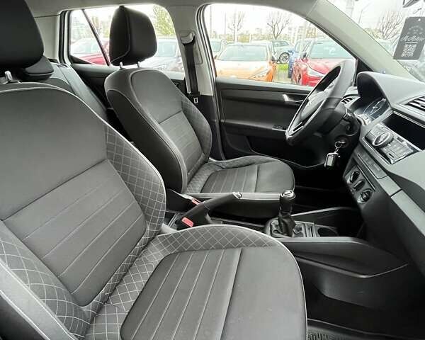 Белый Шкода Фабия, объемом двигателя 1 л и пробегом 174 тыс. км за 7224 $, фото 11 на Automoto.ua