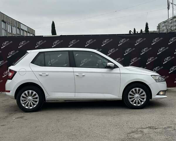 Белый Шкода Фабия, объемом двигателя 1 л и пробегом 120 тыс. км за 8300 $, фото 3 на Automoto.ua