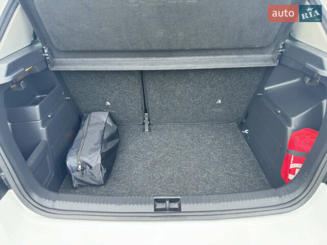 Белый Шкода Фабия, объемом двигателя 1 л и пробегом 131 тыс. км за 8499 $, фото 50 на Automoto.ua