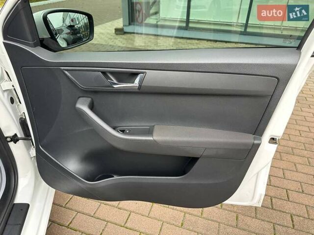 Белый Шкода Фабия, объемом двигателя 1 л и пробегом 104 тыс. км за 8600 $, фото 72 на Automoto.ua