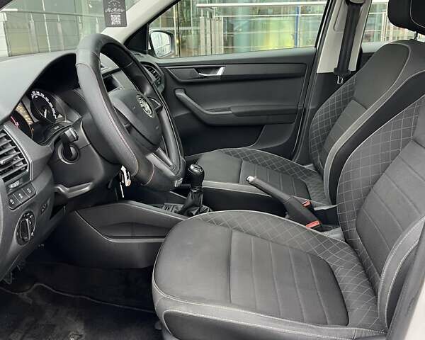 Белый Шкода Фабия, объемом двигателя 1 л и пробегом 174 тыс. км за 7224 $, фото 18 на Automoto.ua