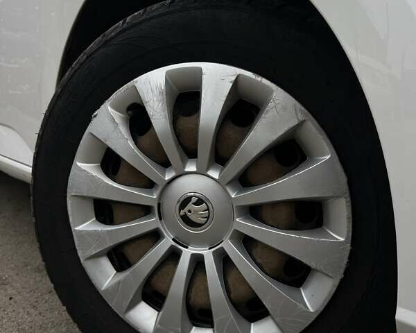 Белый Шкода Фабия, объемом двигателя 1 л и пробегом 120 тыс. км за 8300 $, фото 5 на Automoto.ua