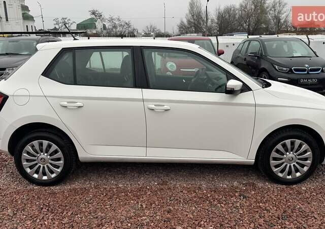 Белый Шкода Фабия, объемом двигателя 1 л и пробегом 67 тыс. км за 8999 $, фото 3 на Automoto.ua