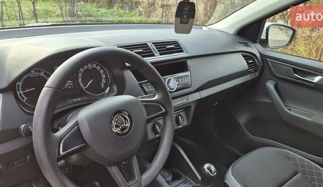 Белый Шкода Фабия, объемом двигателя 1 л и пробегом 93 тыс. км за 9300 $, фото 6 на Automoto.ua