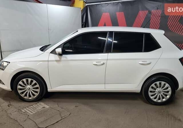 Белый Шкода Фабия, объемом двигателя 1 л и пробегом 101 тыс. км за 9500 $, фото 2 на Automoto.ua