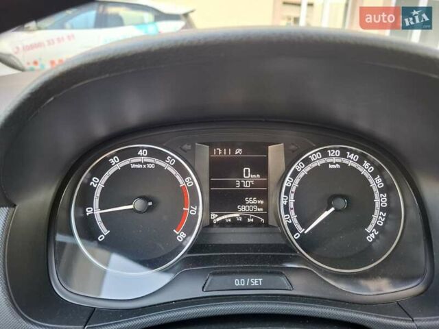 Белый Шкода Фабия, объемом двигателя 1 л и пробегом 58 тыс. км за 9500 $, фото 3 на Automoto.ua