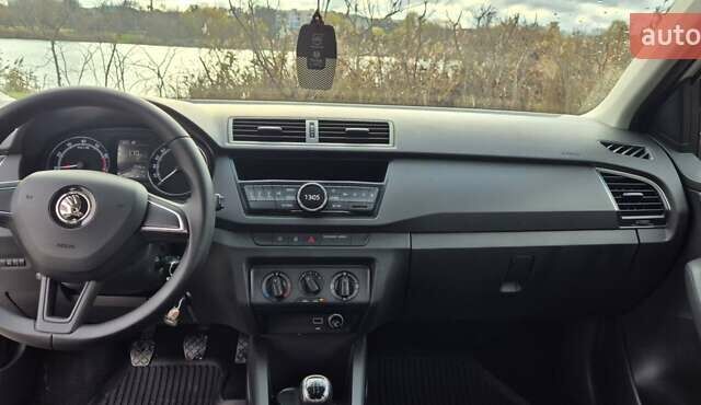 Белый Шкода Фабия, объемом двигателя 1 л и пробегом 93 тыс. км за 9300 $, фото 7 на Automoto.ua