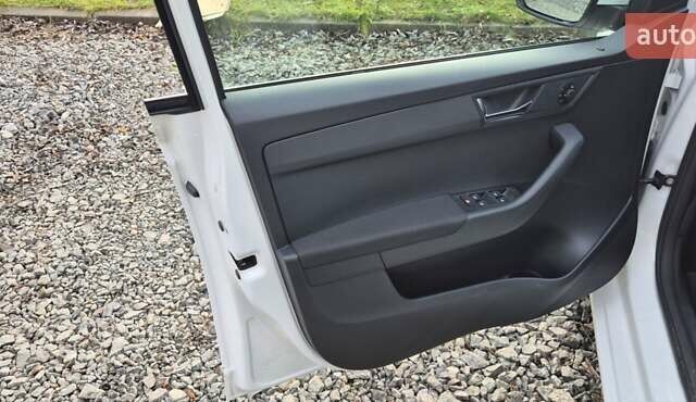 Белый Шкода Фабия, объемом двигателя 1 л и пробегом 93 тыс. км за 9300 $, фото 5 на Automoto.ua