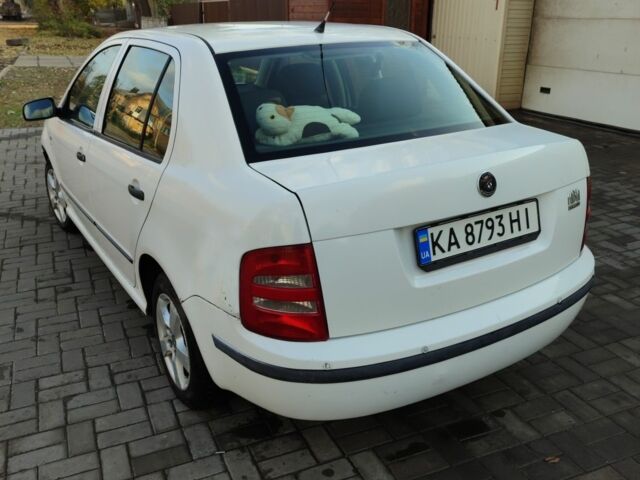 Белый Шкода Фабия, объемом двигателя 1.4 л и пробегом 291 тыс. км за 3800 $, фото 3 на Automoto.ua