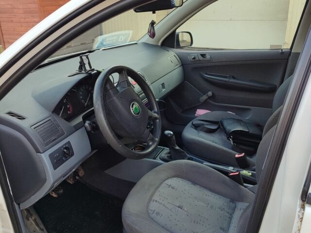 Белый Шкода Фабия, объемом двигателя 1.4 л и пробегом 291 тыс. км за 3800 $, фото 7 на Automoto.ua