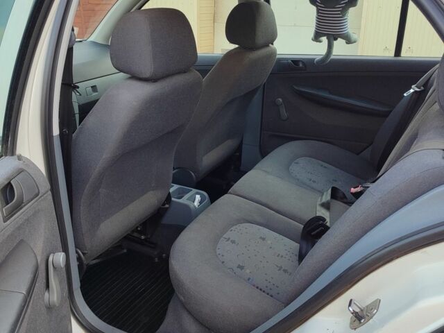 Белый Шкода Фабия, объемом двигателя 1.4 л и пробегом 291 тыс. км за 3800 $, фото 6 на Automoto.ua