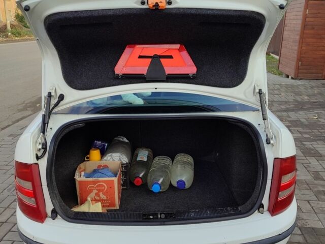 Белый Шкода Фабия, объемом двигателя 1.4 л и пробегом 291 тыс. км за 3800 $, фото 5 на Automoto.ua