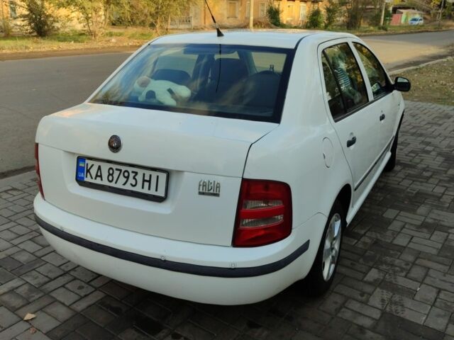 Белый Шкода Фабия, объемом двигателя 1.4 л и пробегом 291 тыс. км за 3800 $, фото 2 на Automoto.ua