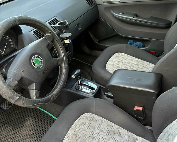 Белый Шкода Фабия, объемом двигателя 1.39 л и пробегом 242 тыс. км за 4300 $, фото 7 на Automoto.ua
