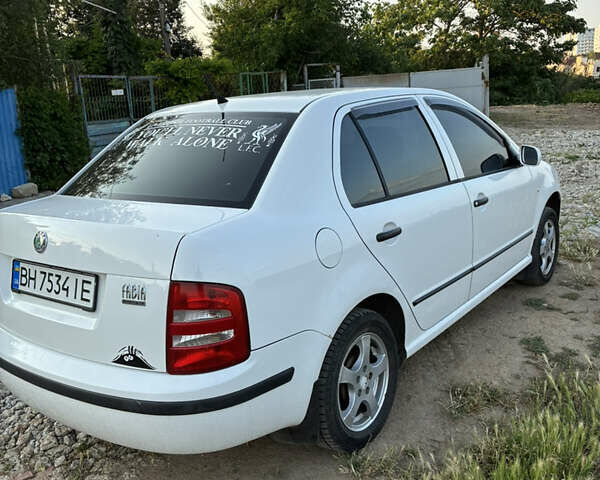 Белый Шкода Фабия, объемом двигателя 1.39 л и пробегом 242 тыс. км за 4300 $, фото 3 на Automoto.ua