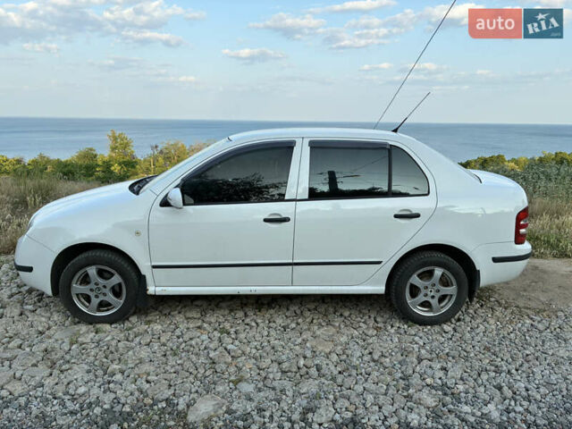 Белый Шкода Фабия, объемом двигателя 1.39 л и пробегом 242 тыс. км за 4300 $, фото 1 на Automoto.ua