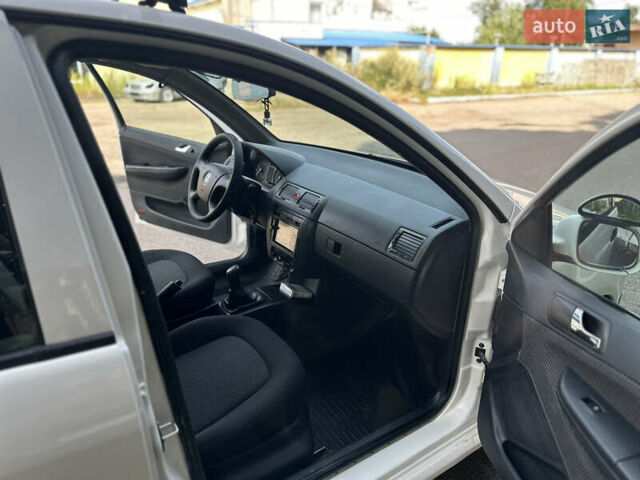 Белый Шкода Фабия, объемом двигателя 1.39 л и пробегом 200 тыс. км за 2999 $, фото 2 на Automoto.ua