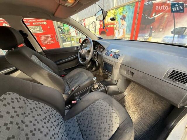 Белый Шкода Фабия, объемом двигателя 1.2 л и пробегом 197 тыс. км за 3900 $, фото 9 на Automoto.ua