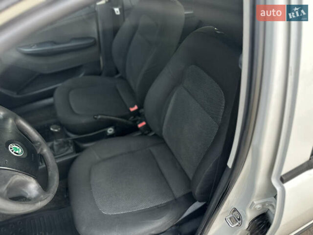 Белый Шкода Фабия, объемом двигателя 1.39 л и пробегом 200 тыс. км за 2999 $, фото 9 на Automoto.ua