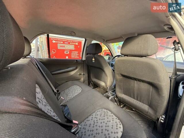 Белый Шкода Фабия, объемом двигателя 1.2 л и пробегом 197 тыс. км за 3900 $, фото 8 на Automoto.ua