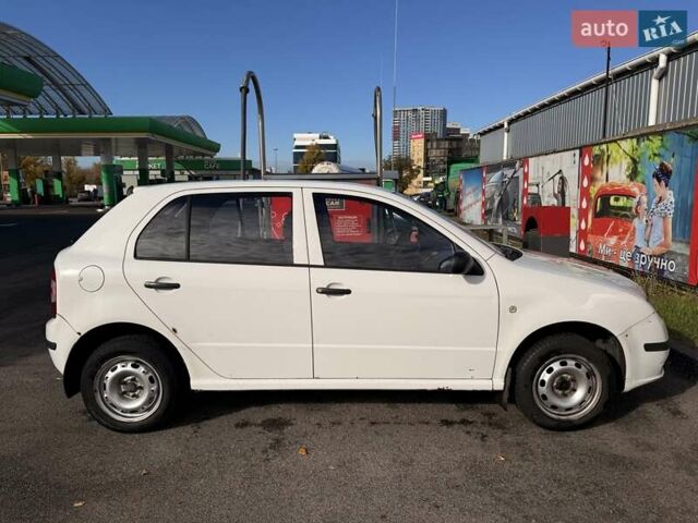 Белый Шкода Фабия, объемом двигателя 1.2 л и пробегом 197 тыс. км за 3900 $, фото 1 на Automoto.ua