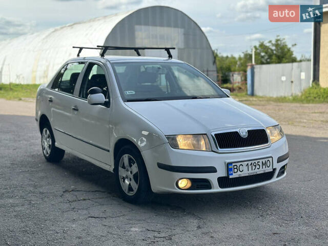 Белый Шкода Фабия, объемом двигателя 1.39 л и пробегом 200 тыс. км за 2999 $, фото 1 на Automoto.ua