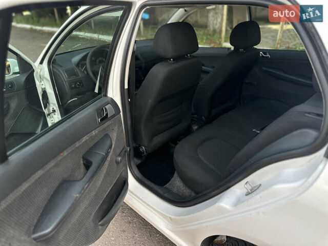 Белый Шкода Фабия, объемом двигателя 1.39 л и пробегом 200 тыс. км за 2999 $, фото 4 на Automoto.ua